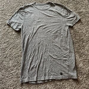 Men’s gray tee